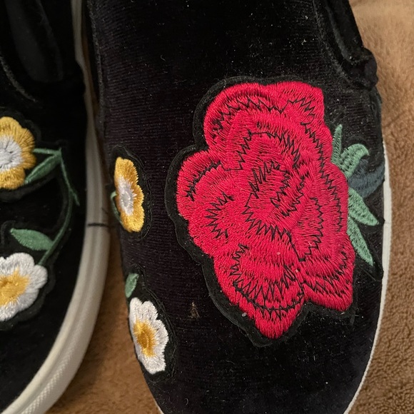 NWT Massini velvet pillow with floral embroidery 8 - Picture 6 of 6